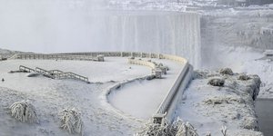 Χιονοκαταιγίδα στις ΗΠΑ, οι παγωμένοι καταρράκτες του Νιαγάρα
