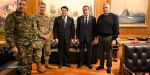 Από αριστερά στα δεξιά: ο Αρχηγός ΓΕΣ, Χαράλαμπος Λαλούσης, ο Αρχηγός Στρατού των ΗΠΑ Τζέιμς Μακόνβιλ, ο πρέσβης των ΗΠΑ, Τζορτζ Τσούνης, ο ΥΕΘΑ, Νίκος Παναγιωτόπουλος και ο ΑΓΕΕΘΑ, Κωνσταντίνος Φλώρος / Φωτογραφία: ΥΠΕΘΑ