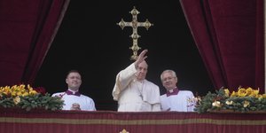 Ο Πάπας Φραγκίσκος χαιρετίζει τους πιστούς στο τέλος της ημέρας των Χριστουγέννων από το κεντρικό μπαλκόνι της Βασιλικής του Αγίου Πέτρου στο Βατικανό, Κυριακή, 25 Δεκεμβρίου 2022