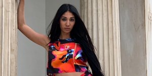 Η Παρασκευή Κερασιώτη ποζάρει με ποδιά