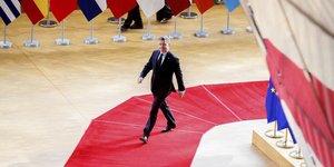 Ο Πασκάλ Ντόναχιου περπατά σε κόκκινο χαλί