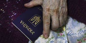 Ηλικιωμένη Ουκρανή λίγο πριν αλλάξει το διαβατήριό της
