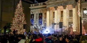 Μικροί και μεγάλοι απόλαυσαν την εκδήλωση για τη φωταγώγηση του χριστουγεννιάτικου δέντρου στον δήμο Πειραιά