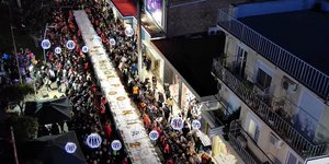 Η γιγαντιαία βασιλόπιτα στο Περιστέρι