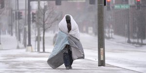 Πεζός με κουβέρτα σε χιονοθύελλα στις ΗΠΑ