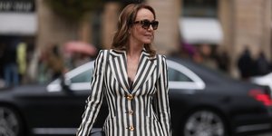 γυναίκα με ριγέ σακάκι στην εβδομάδα μόδας