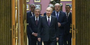 Ο Ρώσος πρόεδρος Βλαντιμιρ Πούτιν με ηγέτες των μελών της ΚΑΚ στην Αγία Πετρούπολη