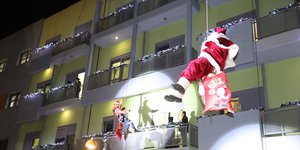 Πυροσβέστες μοίρασαν δώρα στην Ογκολογική Μονάδα Παίδων «Μαριάννα Β. Βαρδινογιάννη-Ελπίδα»