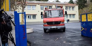 Πυροσβεστικό όχημα βγαίνει από το δημοτικό σχολείο στις Σέρρες