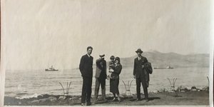 Συντροφιά στην παραλία Ελευσίνας