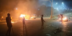 Ρομά βάζουν φωτιά σε δρόμο στη Ρόδο