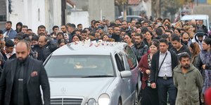 Η πομπή για τηνκηδεία του 16χρονου,