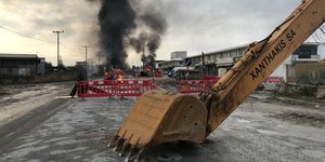 Σκηνές καταστροφής στη Θεσσαλονίκη μετά τα επεισόδια μεταξύ Ρομά και ΜΑΤ