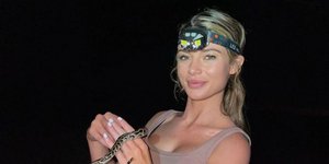 Η εντυπωσιακή Rosie Moore κρατά ένα φίδι
