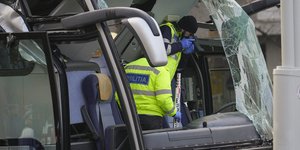 Αστυνομικοί βγάζουν φωτογραφίες το εσωτερικό του λεωφορείου