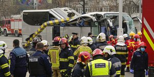 Δυνάμεις της αστυνομίας και της πυροσβεστικής στο σημείο του δυστυχήματος