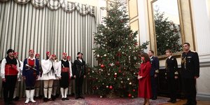 Πρωτοχρονιάτικα κάλαντα στην Κατερίνα Σακελλαροπούλου/ Φωτογραφία: ΣΩΤΗΡΗΣ ΔΗΜΗΤΡΟΠΟΥΛΟΣ / EUROKINISSΙ