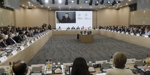 Σε τηλεδιάσκεψη ο Ζελένσκι στη Σύνοδο