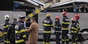 πυροσβέστες έξω από το λεωφορείο