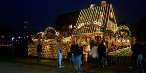 Κόσμος έξω από σπίτι στο Ντέλμενχορστ της Γερμανίας