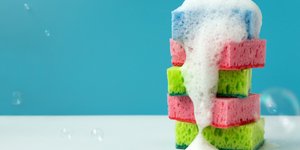 Πώς να απομακρύνετε τα μικρόβια από το σφουγγαράκι της κουζίνας