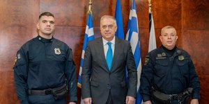 Ο Τάκης Θεοδωρικάκος με τους δύο αστυνομικούς που έσωσαν τη ζωή του βρέφους. 