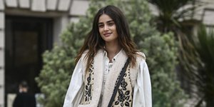 γυναίκα με μποτάκια στην εβδομάδα μόδας