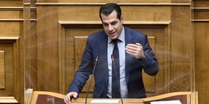 Ο υπουργός Υγείας Θάνος Πλεύρης στη Βουλή