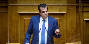Ο Θάνος Πλεύρης στο βήμα της Βουλής
