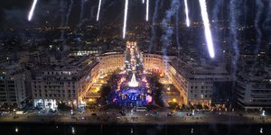 Θεσσαλονίκη: Φωταγωγήθηκε το επιβλητικό χριστουγεννιάτικο δέντρο στην πλατεία Αριστοτέλους 
