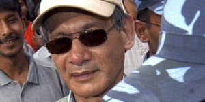 Η αστυνομία συνοδεύει τον Γάλλο κατά συρροή δολοφόνο Charles Sobhraj από το δικαστήριο στο Κατμαντού του Νεπάλ το 2004