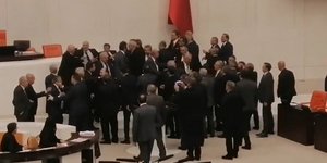 Σε ρινγκ μετατράπηκε το Τουρκικό Κοινοβούλιο