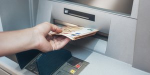Μηχάνημα αυτόματης ανάληψης σε τράπεζα