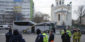 Σωστικά συνεργεία και αστυνομικές δυνάμεις στο σημείο του δυστυχήματος
