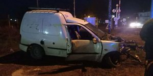 Σύγκρουση αυτοκινήτου με τρένο στα Τρίκαλα