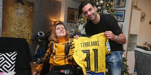 Ο αμυντικός της ΑΕΚ, Γιώργος Τζαβέλλας, επισκέφθηκε τη Μυρτώ στο σπίτι της
