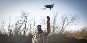 Ουκρανός στρατιώτης με drone