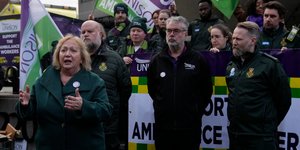 βρετανία απεργίες ασθενοφόρα