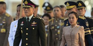 Ο βασιλιάς της Ταϊλάνδης μετην κόρη του, πριγκίπισσα Bajrakitiyabha