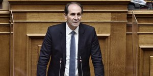 O Απόστολος Βεσυρόπουλος μιλάει στη Βουλή
