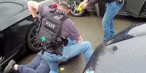 Καρέ-καρέ η σύλληψη συμμορίας στη Βρετανία