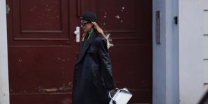 γυναίκα με δερμάτινο παλτό 