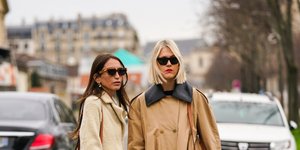 γυναίκες με μπεζ και καμηλό παλτό 