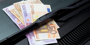 Χαρτονομίσματα στο παρμπρίζ του αυτοκινήτου