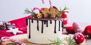 Σπιτικό Χριστουγεννιάτικο κέικ με κρέμα και σιρόπι σοκολάτας