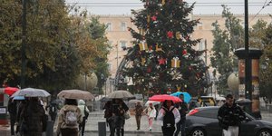 Βροχόπτωση στο χριστουγεννιάτικο κέντρο της Αθήνας