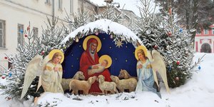 Χριστούγεννα φάτνη σε χιονισμένο τοπίο