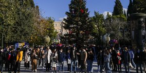 Κόσμος στο στολισμένο Χριστουγεννιάτικα Σύνταγμα