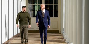 O Βολοντίμιρ Ζελένσκι και ο Τζο Μπάιντεν περπατούν δίπλα στην κιονοστοιχία του λευκού οίκου