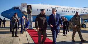 Ο Βολόντιμιρ Ζελένσκι περπατά σε κόκκινο χαλί μπροστά από αμερικανικό αεροπλάνο